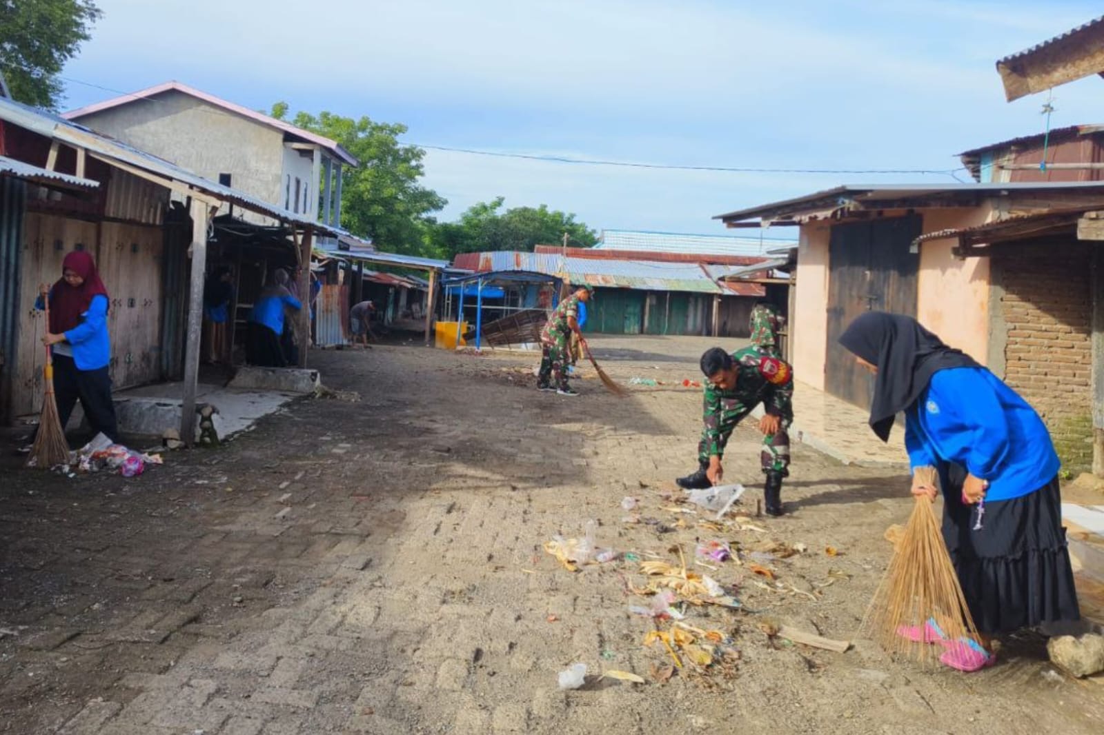 Semangat Ramadhan, Babinsa Koramil 1425-03 Tamalatea Gelar Karya Bakti Pembersihan Pasar