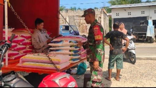 Sambangi Pasar, Babinsa Koramil Baras Cek harga Sembako