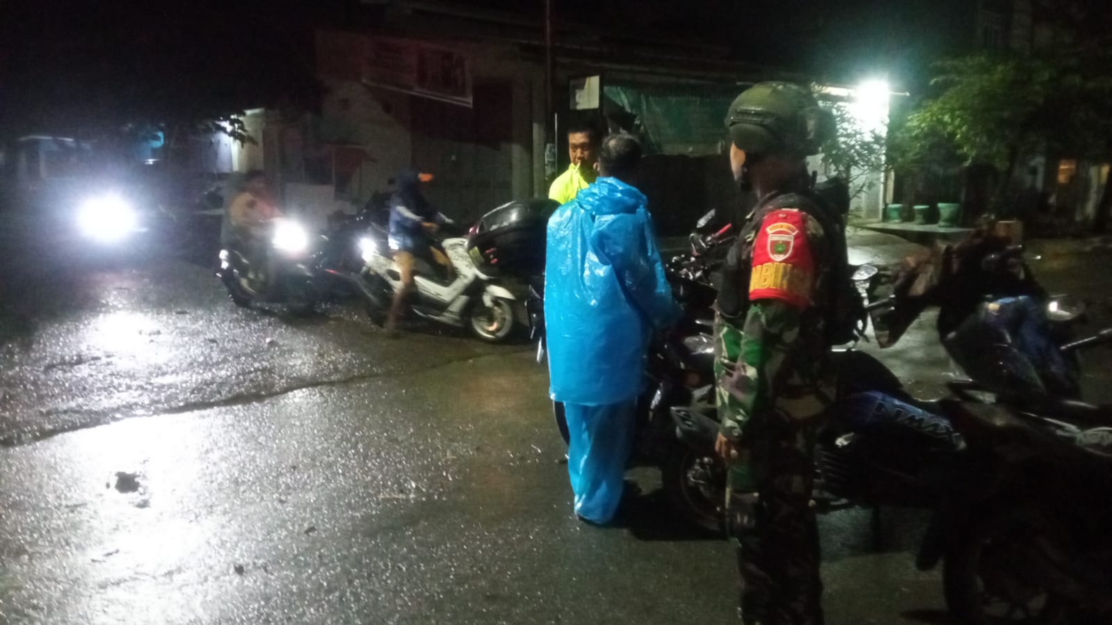 Banjir Bandang Kembali Terjang Palopo aksi sigap,cepat babinsa kodim 1403/Palopo turun langsung ke lokasi banjir