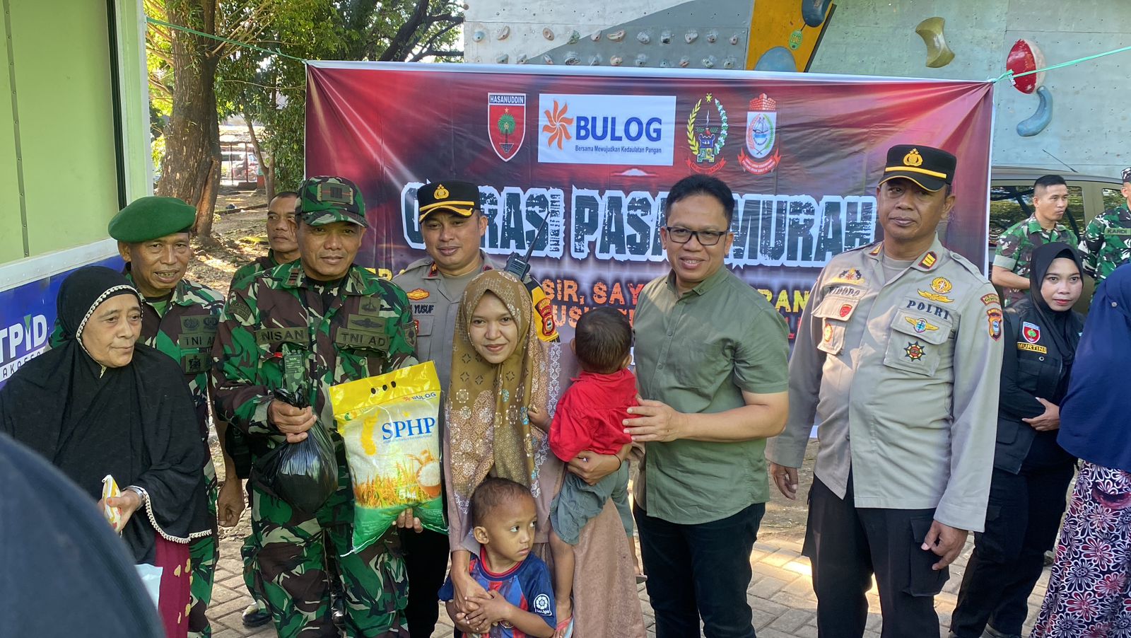 Babinsa Jajaran Kodim 1408/Mks Monitoring Operasi Pasar Murah Memastikan Harga Sembako Murah Jelang Bulan Puasa