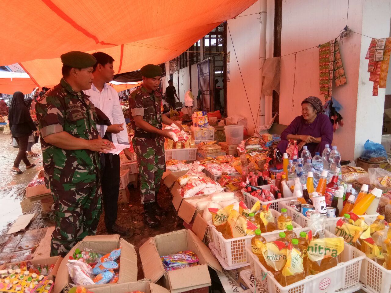 Babinsa Jajaran Koramil 1420-07/Baranti Melaksanakan Operasi Pasar dan Pemantauan Harga Sembako