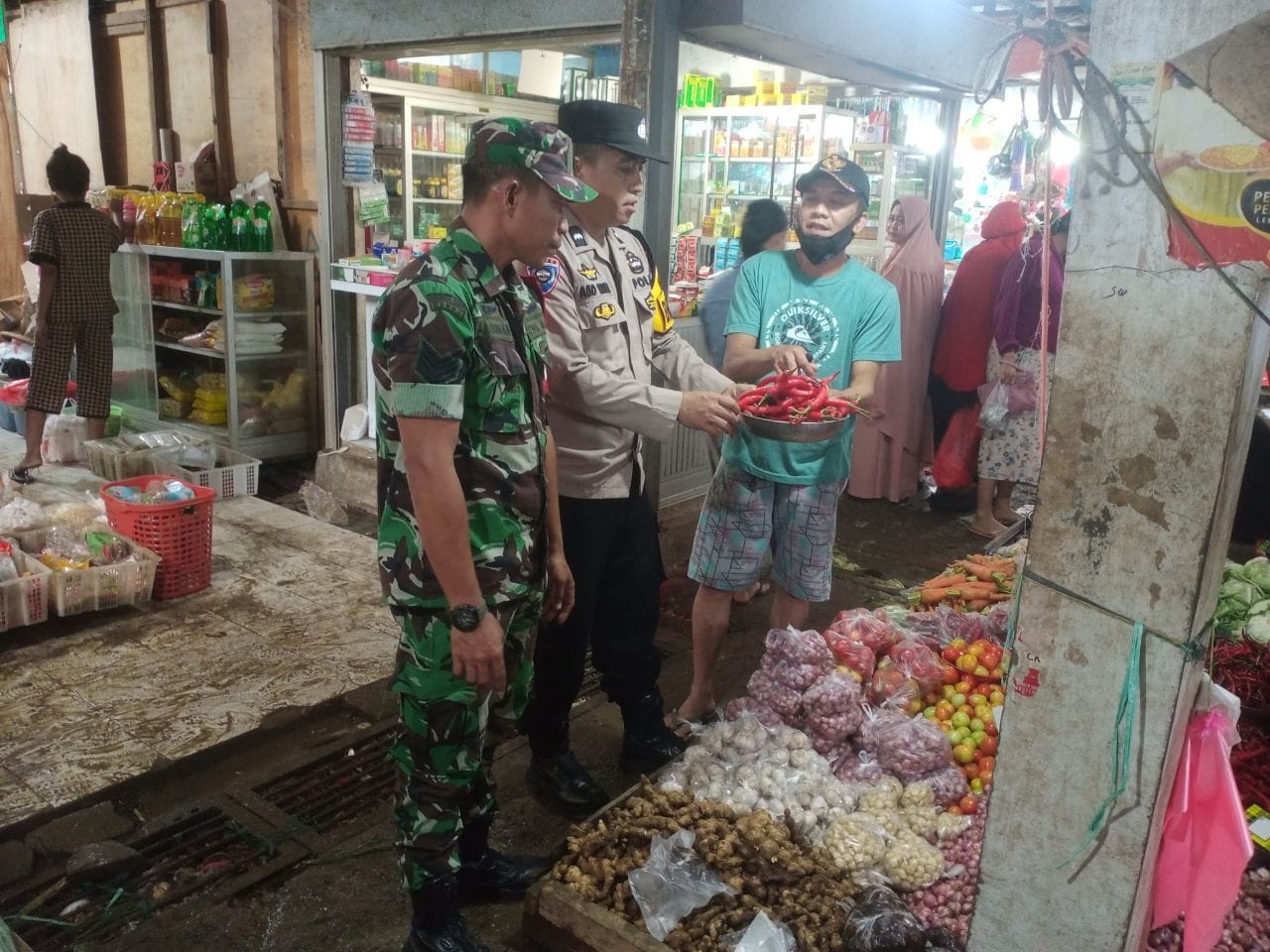 Cek Harga Sembako, Babinsa Koramil 1420-05/Dua Pitue Berinteraksi dengan Pedagang dan Pembeli
