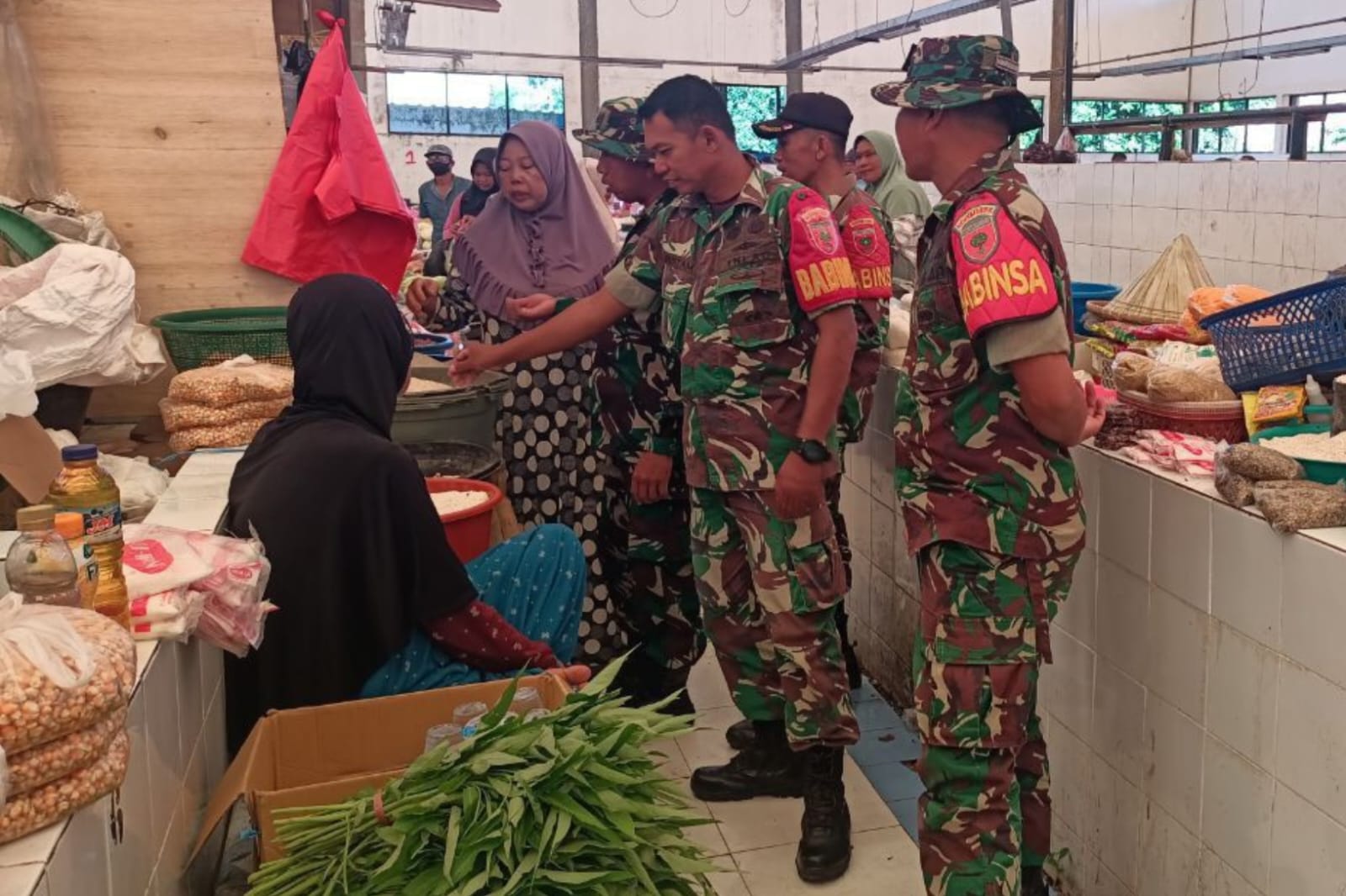 Sambangi Pasar Tradisional, Anggota Koramil 1425-02 Bangkala Lakukan Pemantauan Harga Sembako