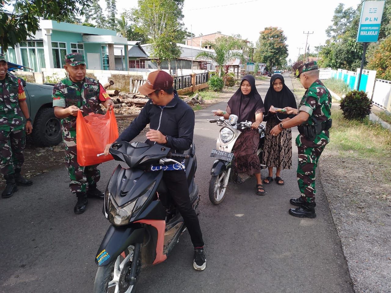 Jum'at Berkah Koramil 1409-07/Tompobulu Berbagi Kepada Masyarakat