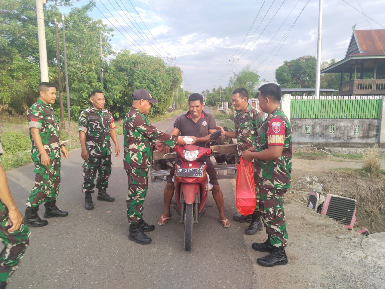 Koramil-08/Lanrisang Laksanakan Jum'at Berkah Bagikan Nasi Kotak Kepada Warga
