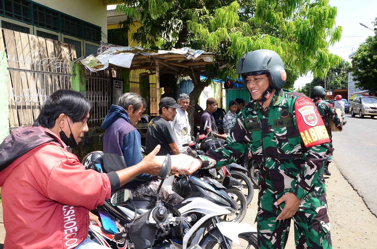 Momentum Jum'at Berkah Babinsa Kodim 1407/Bone Berbagi Kebahagiaan