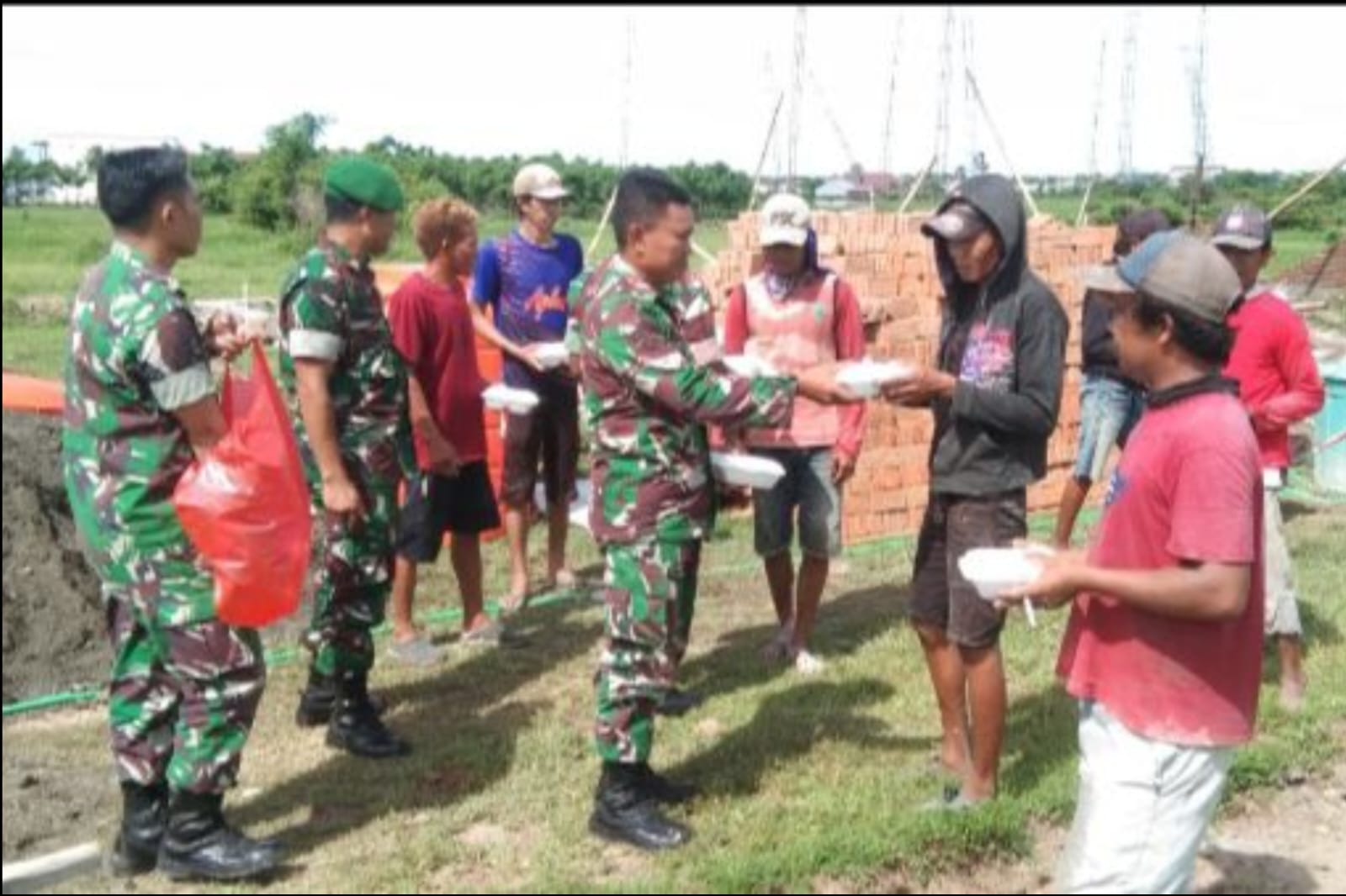 Berbagi Rezeki, Koramil 1425-01 Binamu Gelar Kegiatan Jum'at Berkah