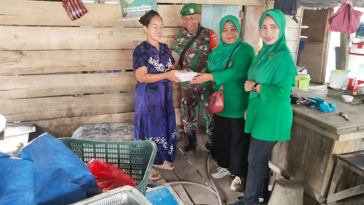 Koramil 1406-02/Tanasitolo dan Persit KCK Ranting 3 Koramil 1406-02/Tanasitolo Bekerjasama dalam Kegiatan Jumat Berkah dan Jumat Bersih