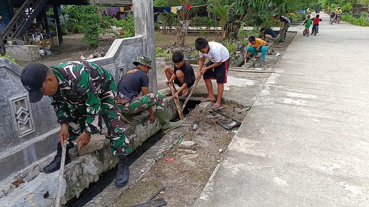 Koramil-02/Mattiro Sompe Kodim 1404/Pinrang Gandeng Warga Membersihkan Saluran Air