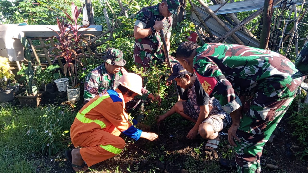 Manfaatkan musim hujan untuk penanaman pohon, Koramil 1408-12/Tamalanrea libatkan seluruh warga di wilayahnya