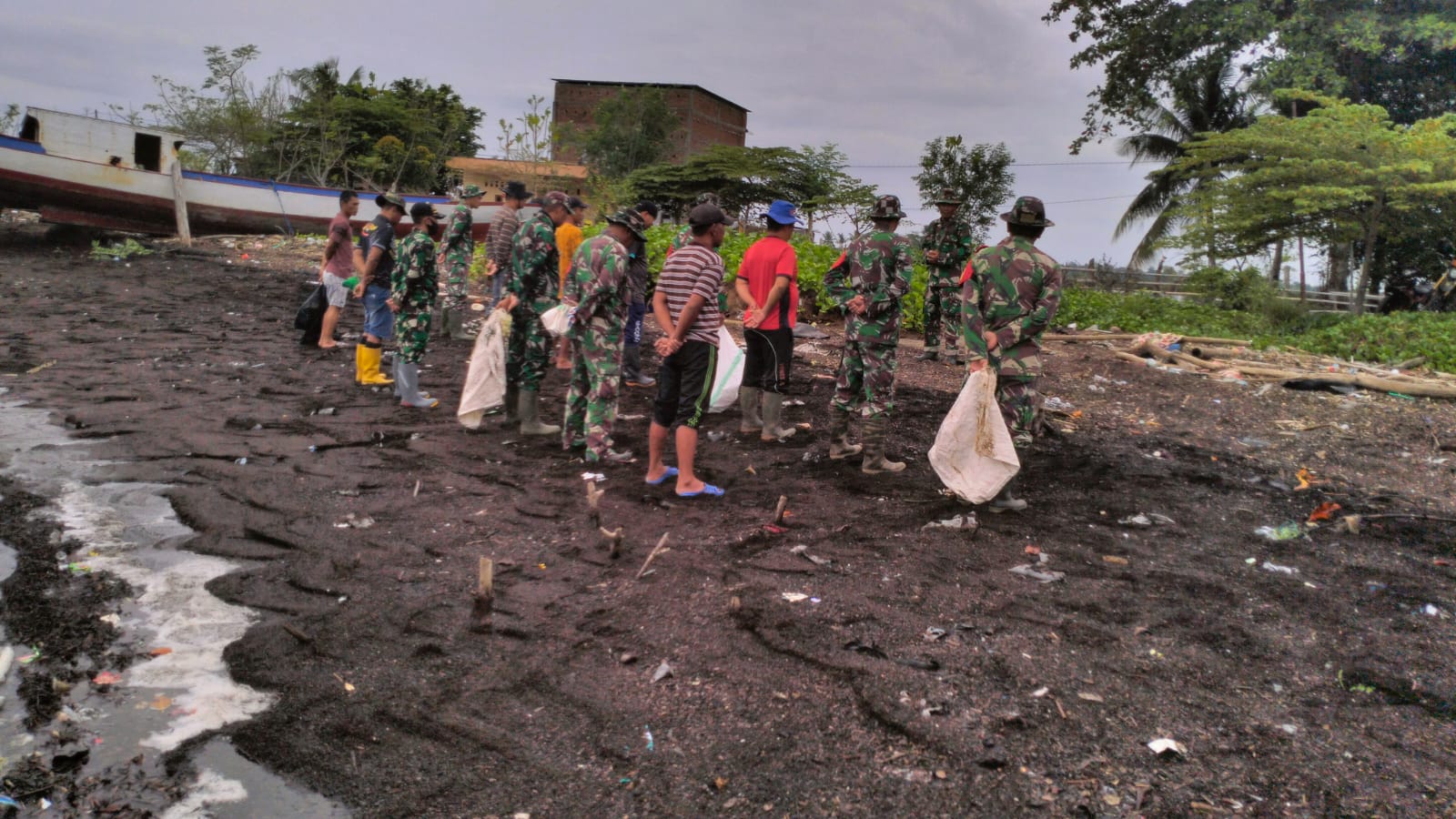Koramil 1406-10/Ptp Bersama PPM dan Masyarakat Siwa Sumbangkan Tenaga untuk Kelestarian Pantai