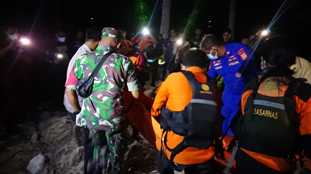 Kembali Ditemukan Mayat Korban Kapal Yuiee Jaya II, Babinsa Bersama BASARNAS Serta Warga Evakuasi Dan Laksanakan Pemakaman
