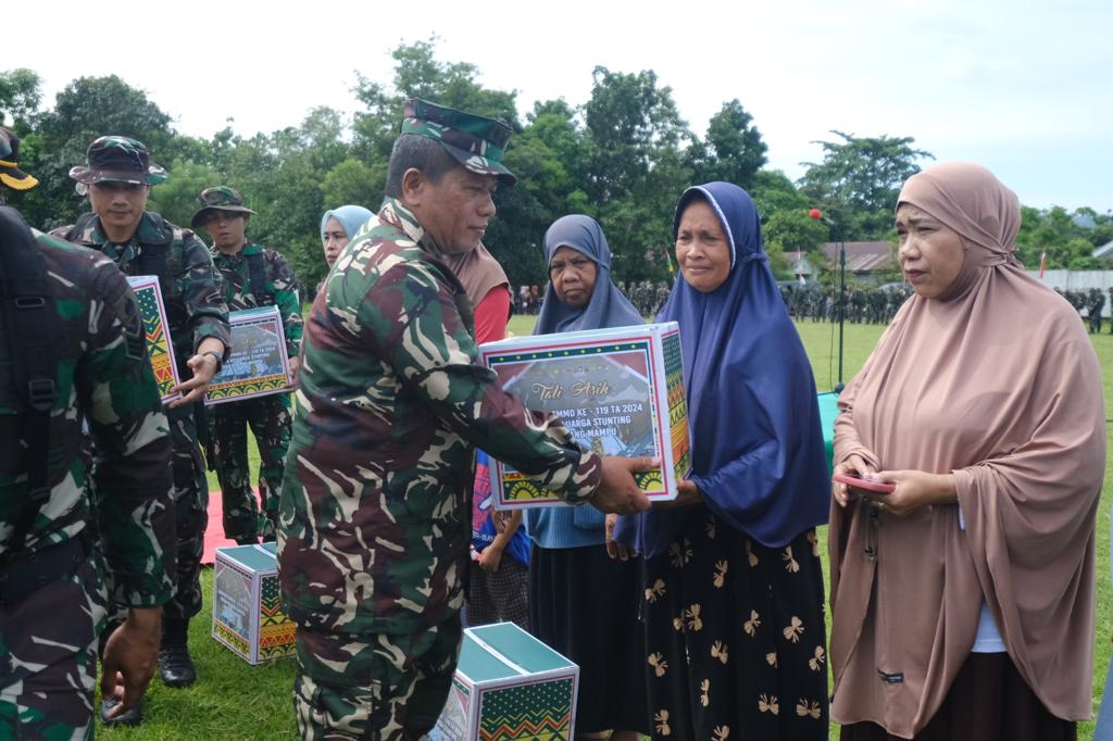TMMD Kodim 1409/Gowa Ditutup Dengan Pembagian Sembako Kepada Keluarga Stunting dan Kurang Mampu