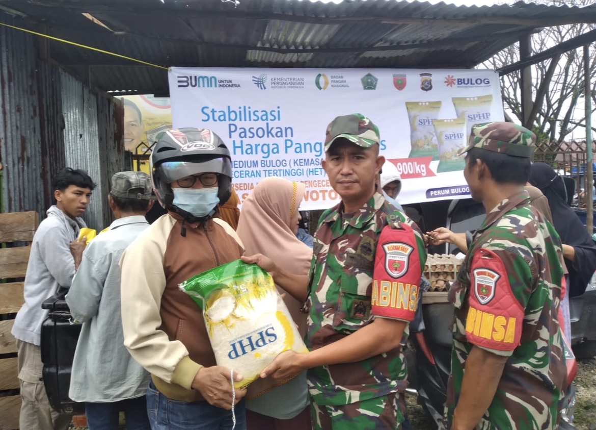 Babinsa Wawotobi Pantau Serta Dampingi Program Gerakan Pangan Murah