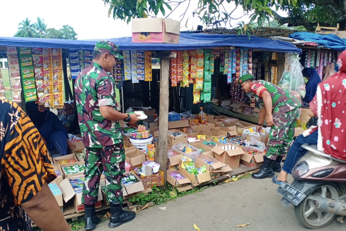 Babinsa Koramil 1411-03/Kajang Lakukan Pemantauan Harga Harga Sembako di Pasar