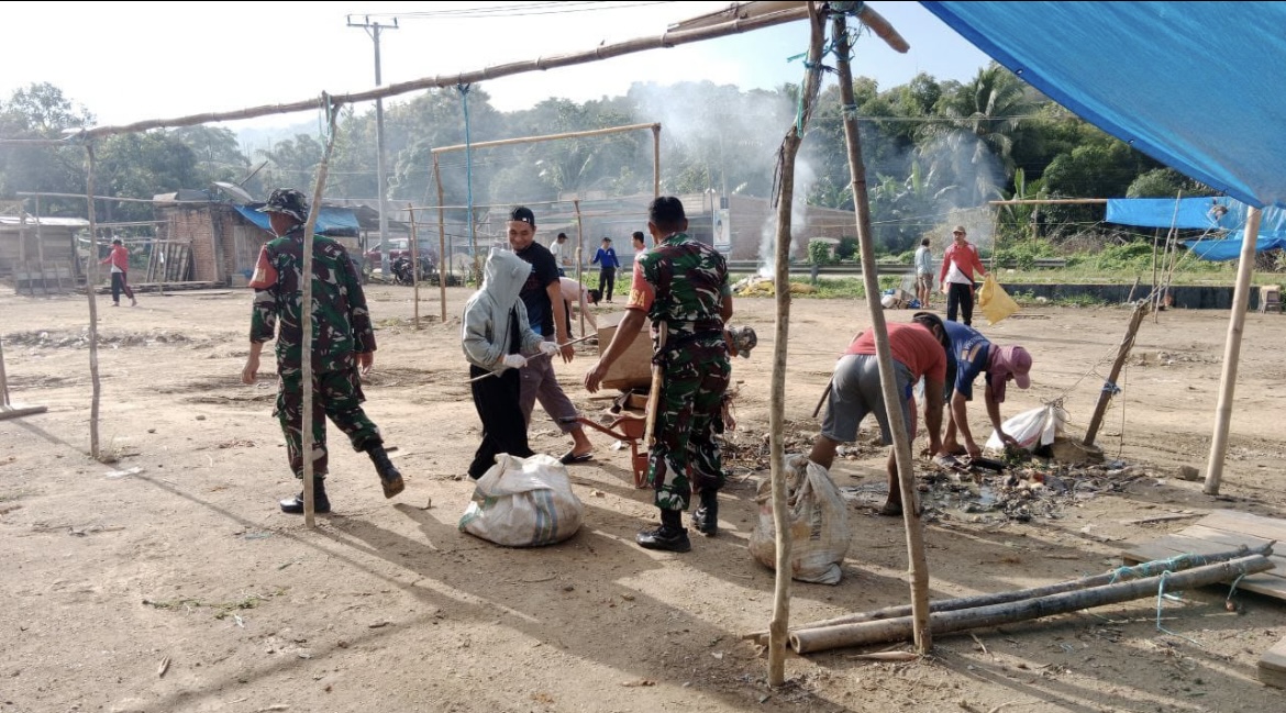 Menjaga kebersihan Pasar, Babinsa Koramil 03/Poleang melaksanakan Karya bakti pembersihan Pasar Rakyat Toburi