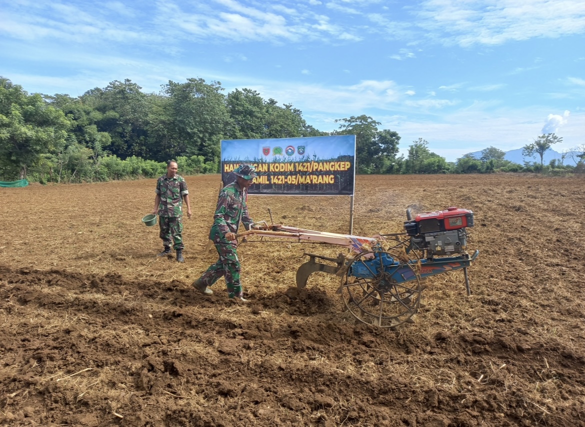 Dukung Ketahan Pangan, Personil Koramil 1421-05/Marang Melaksanakan Penanaman Jagung
