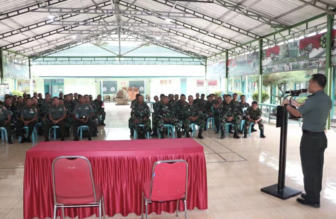 Dandim 1425 Jeneponto Berikan Jam Komandan Kepada Prajurit dan PNS TNI