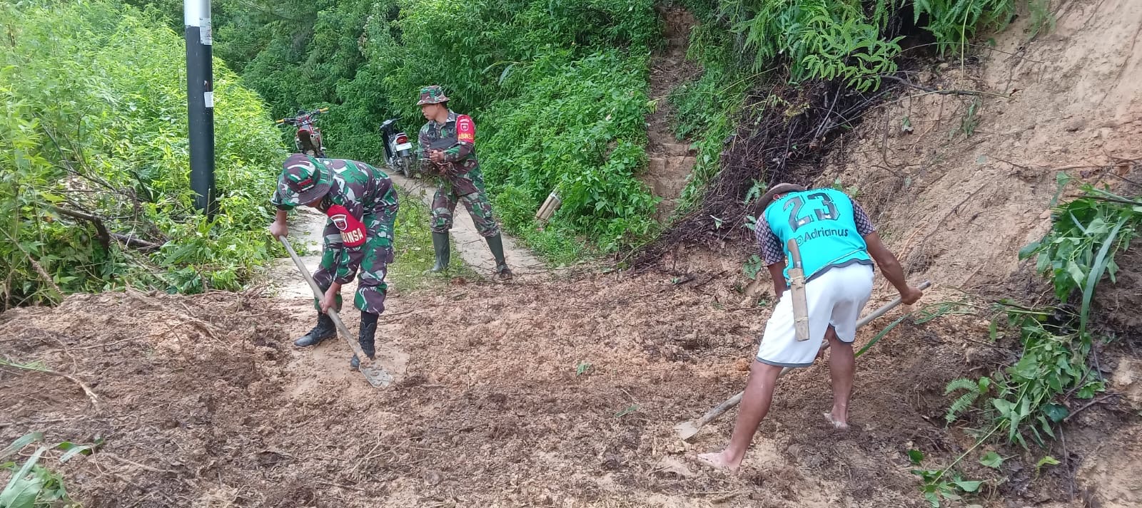 Babinsa bersama masyarakat bersihkan jalan dan saluran air akibat longsor
