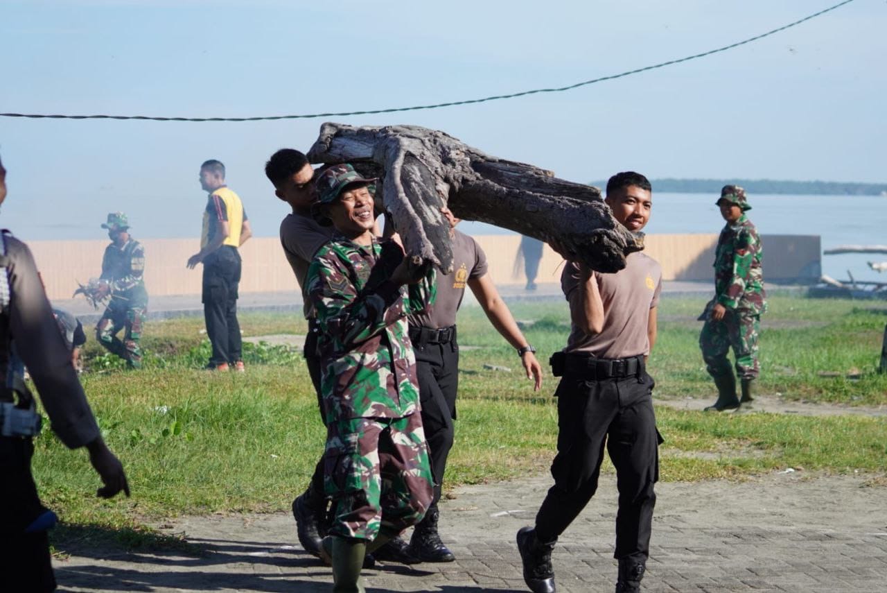 Bersama unsur TNI, Polri, Koramil 1405-07/ T.Riaja melaksanakan Karya Bakti Pembersihan Pantai