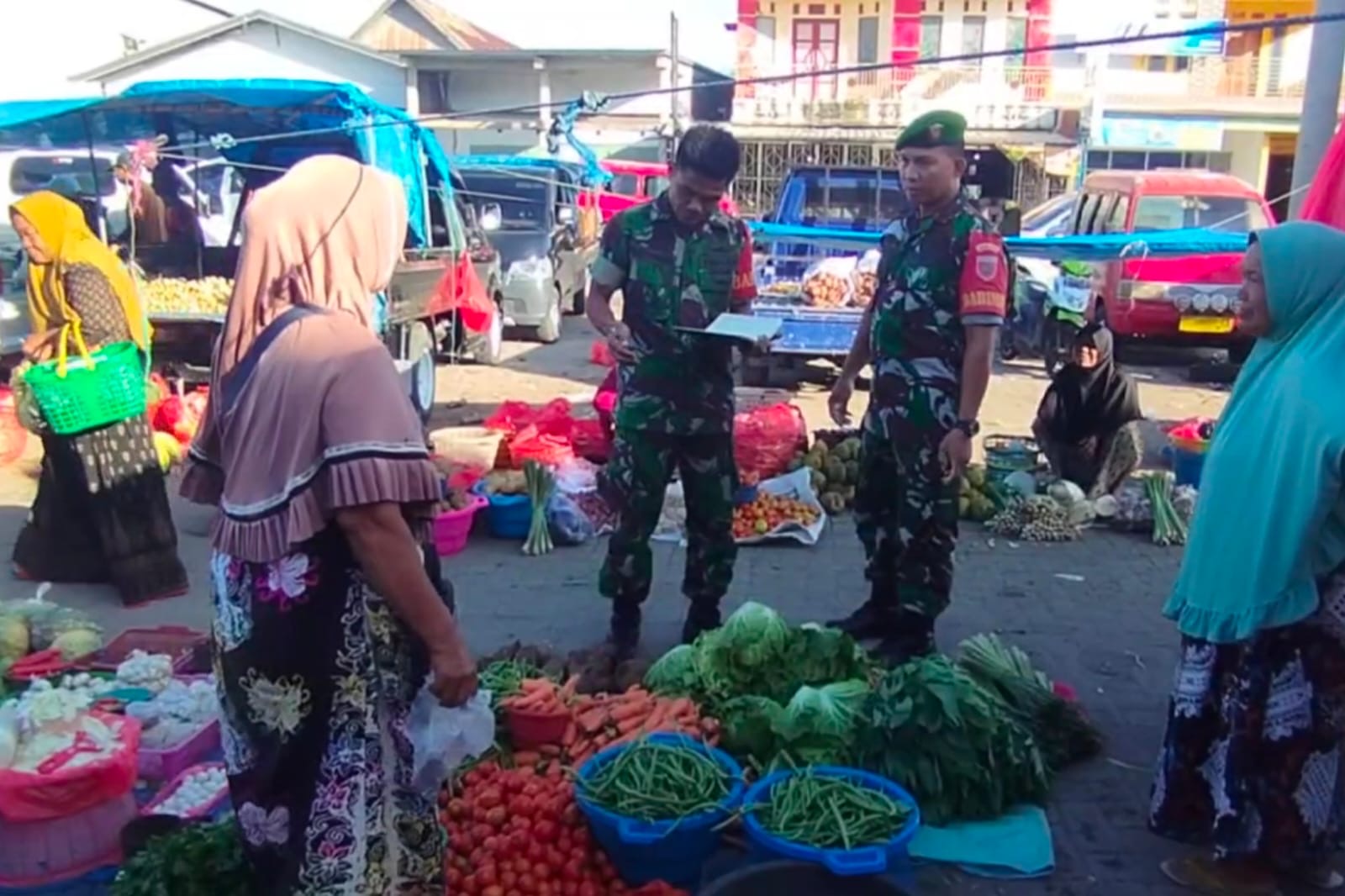 TNI Peduli, Babinsa Koramil 1425-05 Batang Lakukan Pemantauan Harga Sembako di Pasar Jelang Bulan Ramadhan