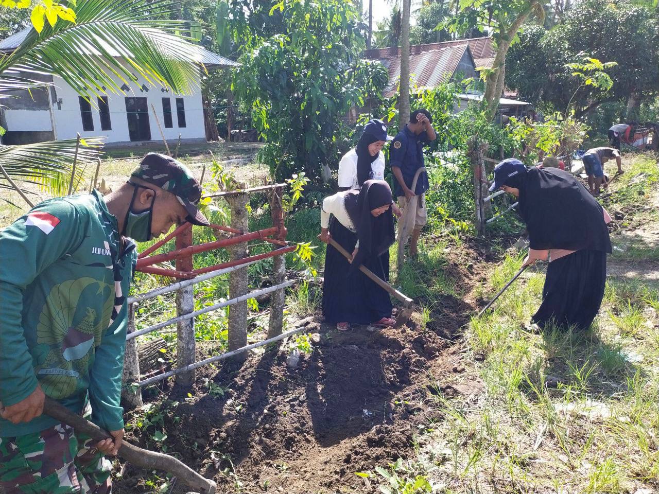 Karya bhakti bersama warga, Koramil 07/Baranti bersihkan saluran air