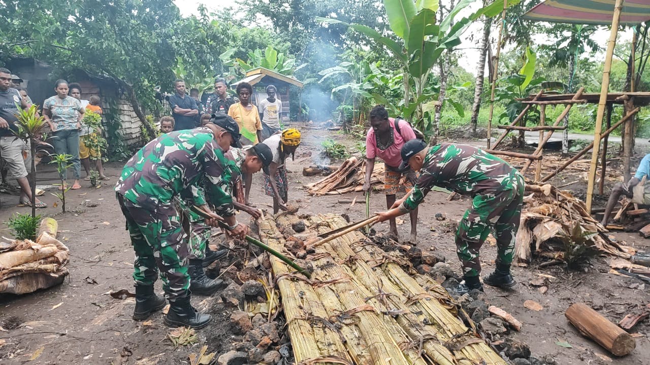 Peringati 40 Hari Kepergian Keluarga, Personel Satgas Pamtas Yonif 726/Tml Bersama Warga Adakan Tradisi Bakar Batu Di Kampung Sota