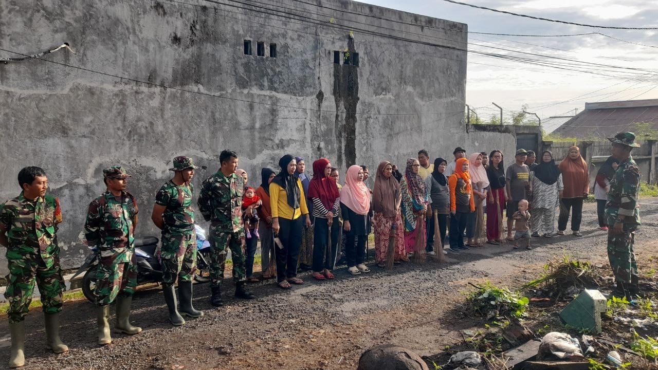 Koramil 1405-01/Ujung bersama warga binaan melaksanakan karya bakti pembersihan jalan masuk kuburan umum