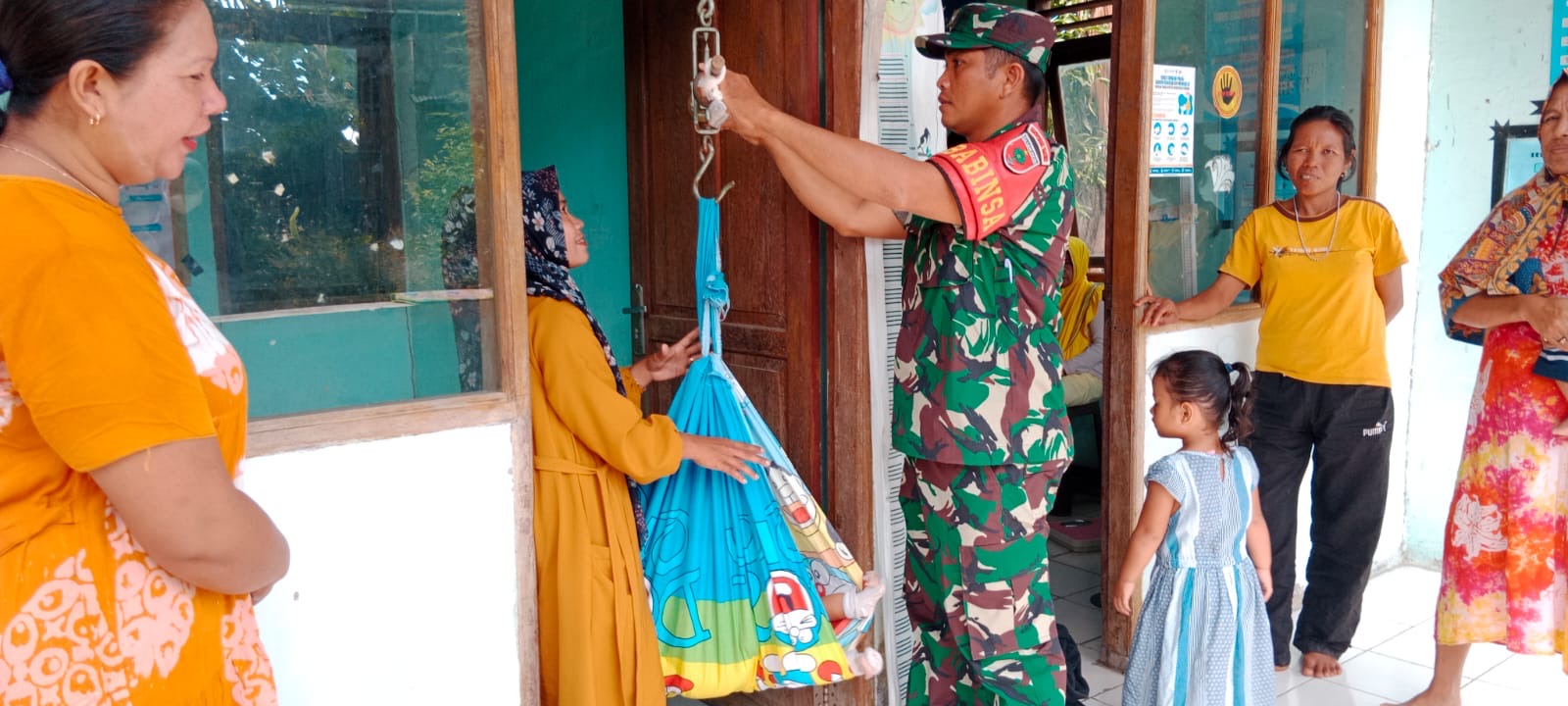 Dampingi Pelaksanaan Posyandu, Wujud Kepedulian Babinsa Koramil 03/Tompobulu Dalam Mencegah Stunting di Wilayah Binaannya