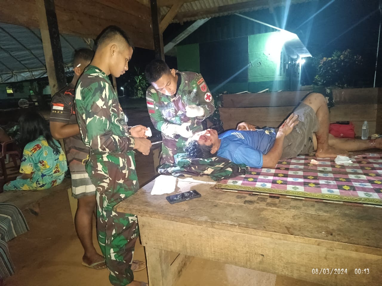 Tindakan Tangkas Personel Personel Satgas Pamtas Beri Pertolongan Warga Baidup Yang Mangalami Kecelakaan