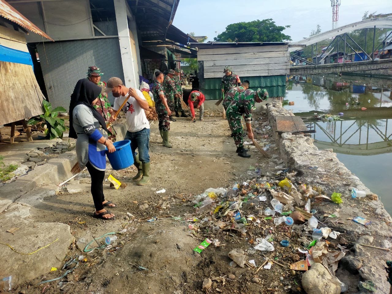 Kemanunggalan TNI Rakyat, Personel TNI Koramil Banggae Dan Masyarakat Kerja Bakti Wujudkan Kebersihan Lingkungan