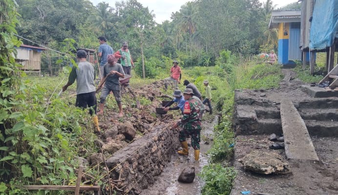 Memelihara Kebersamaan Bersama Masyarakat, Babinsa Kayuangin Kerja Bakti Perbaiki Saluran Air