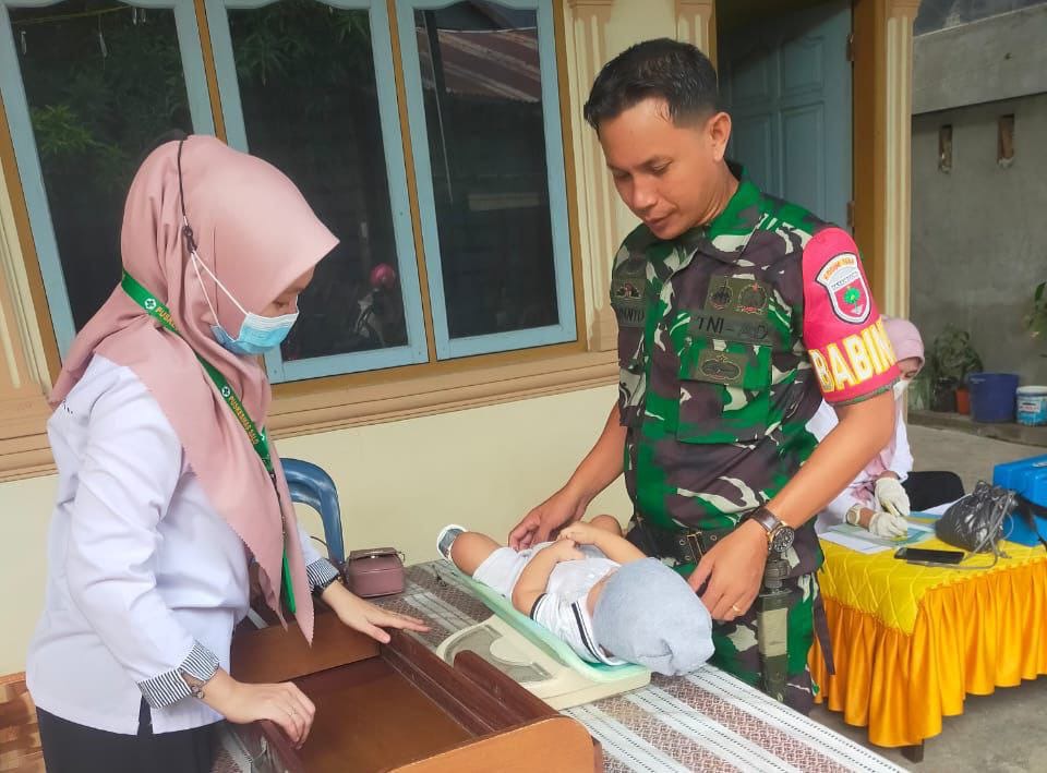 Cegah Stunting, Babinsa Kodim 1404/Pinrang Dampingi Pelaksanaan Posyandu Di Wilayah Binaan