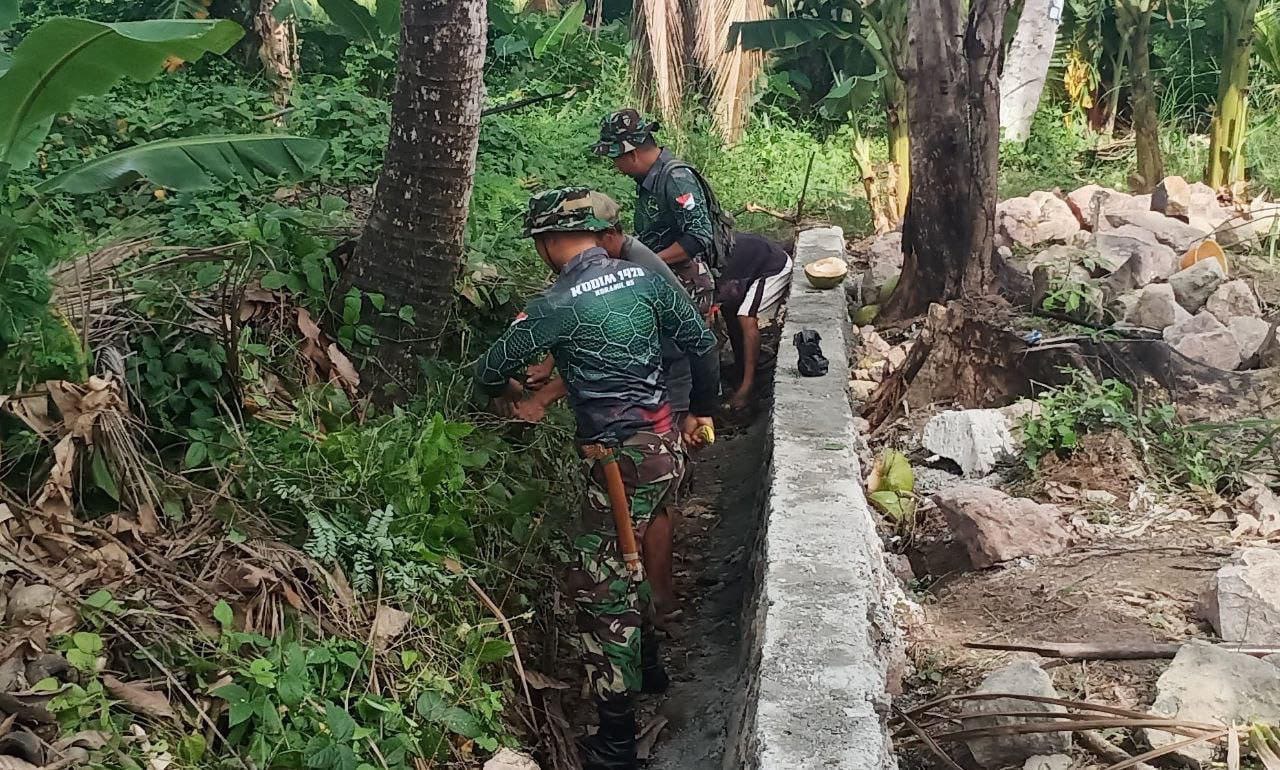 Danramil 1420-05/Dua Pitue Pimpin Karya Bakti Buat Saluran Irigasi