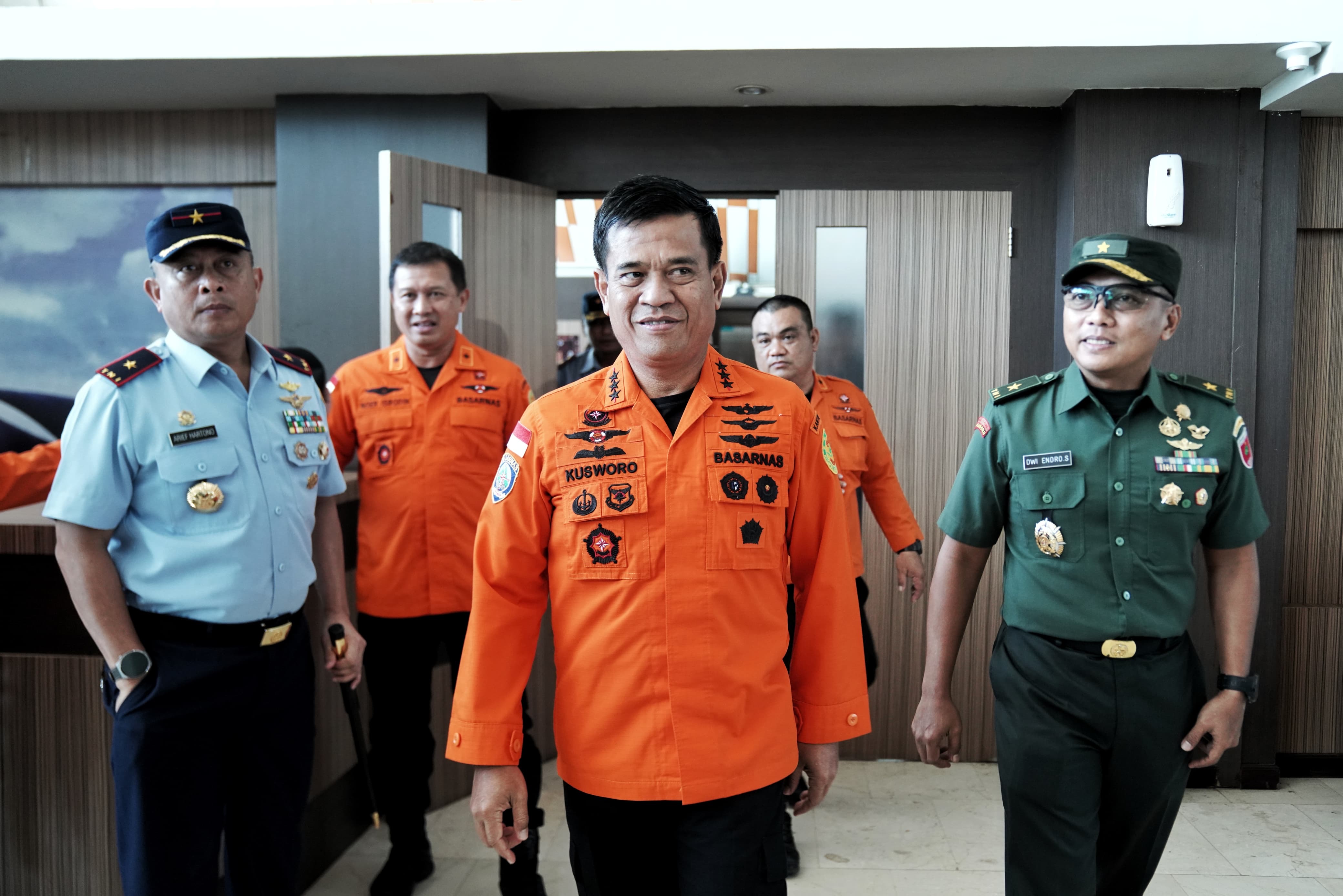 Usai Berkunjung di Kota Makassar, Irdam XIV/Hsn Mewakili Pangdam Mengantar Keberangkatan Kabasarnas RI