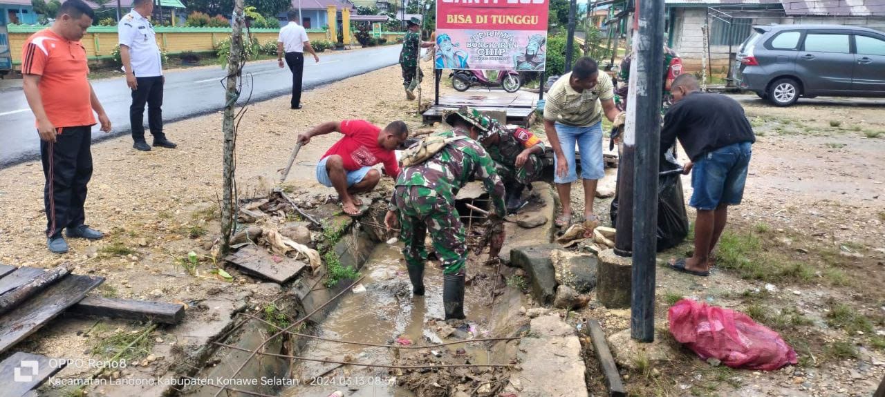 Gerak Cepat Anggota Koramil 1417-13/Landono Bersama Instansi Terkait Atasi Saluran Air Yang Tersumbat