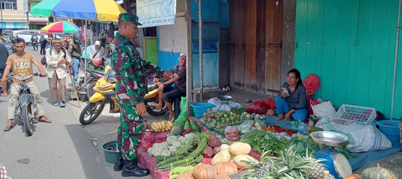 Babinsa Kodim 1404/Pinrang Cek Harga Sayur di Pasar Tradisional