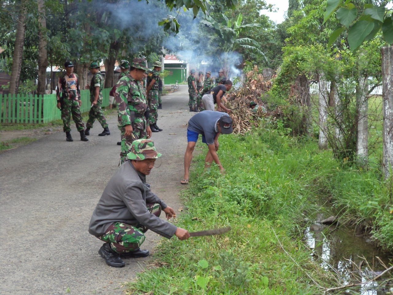 Sasar tempat kumuh, Pasiter Kodim 1420/SidrapAjak masyarakat karya bhakti