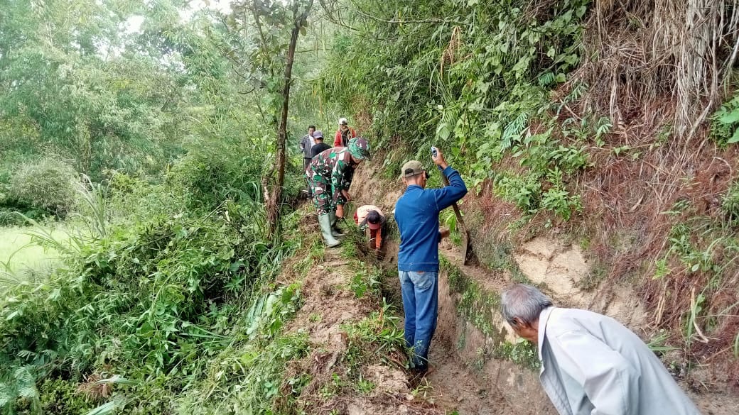 Wujud peduli terhadap ketahanan pangan Babinsa bersama warga gotong royong bersihkan saluran air untuk persawahan