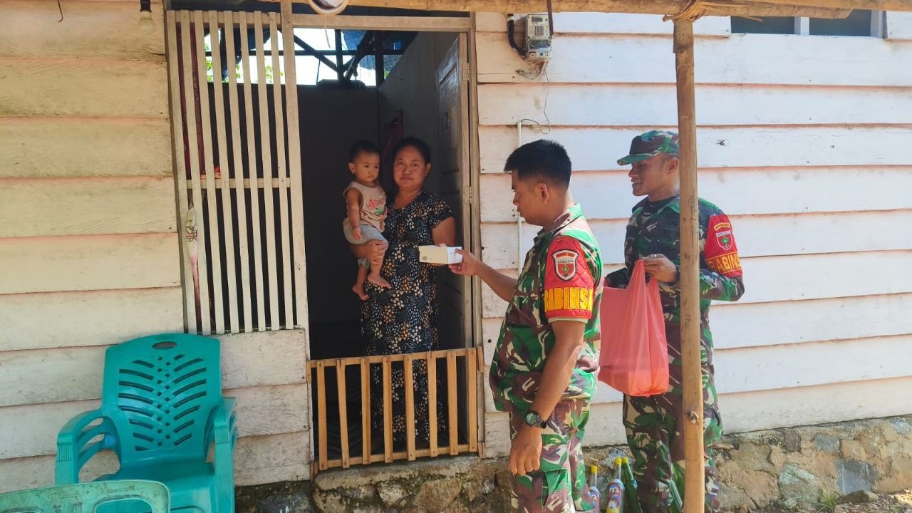 Jum’at Berkah Di Bulan Suci Ramadhan, Babinsa Koramil 1430-02/Asera Berbagi Makanan Dan Minuman