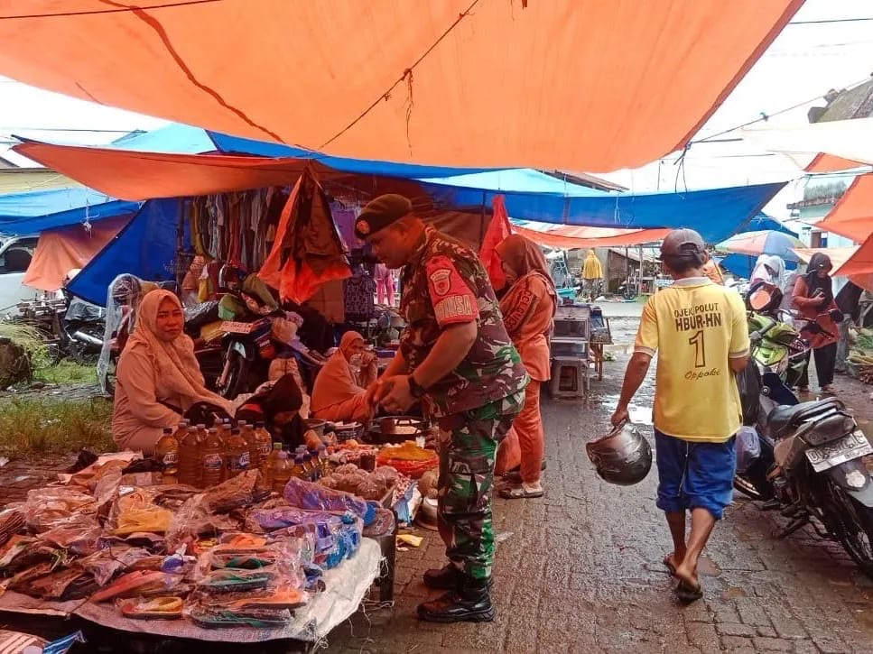 Babinsa Koramil 1426-01/Polut Cek Harga Kebutuhan Pokok Di Pasar Tradisional