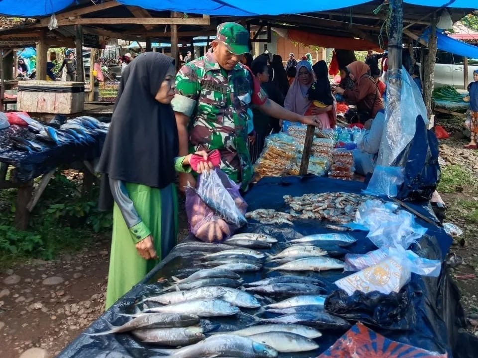Masuk Bulan Suci Ramadhan, Babinsa Terus Lakukan Pemantauan Harga Bahan Pokok Sembako Di Pasaran