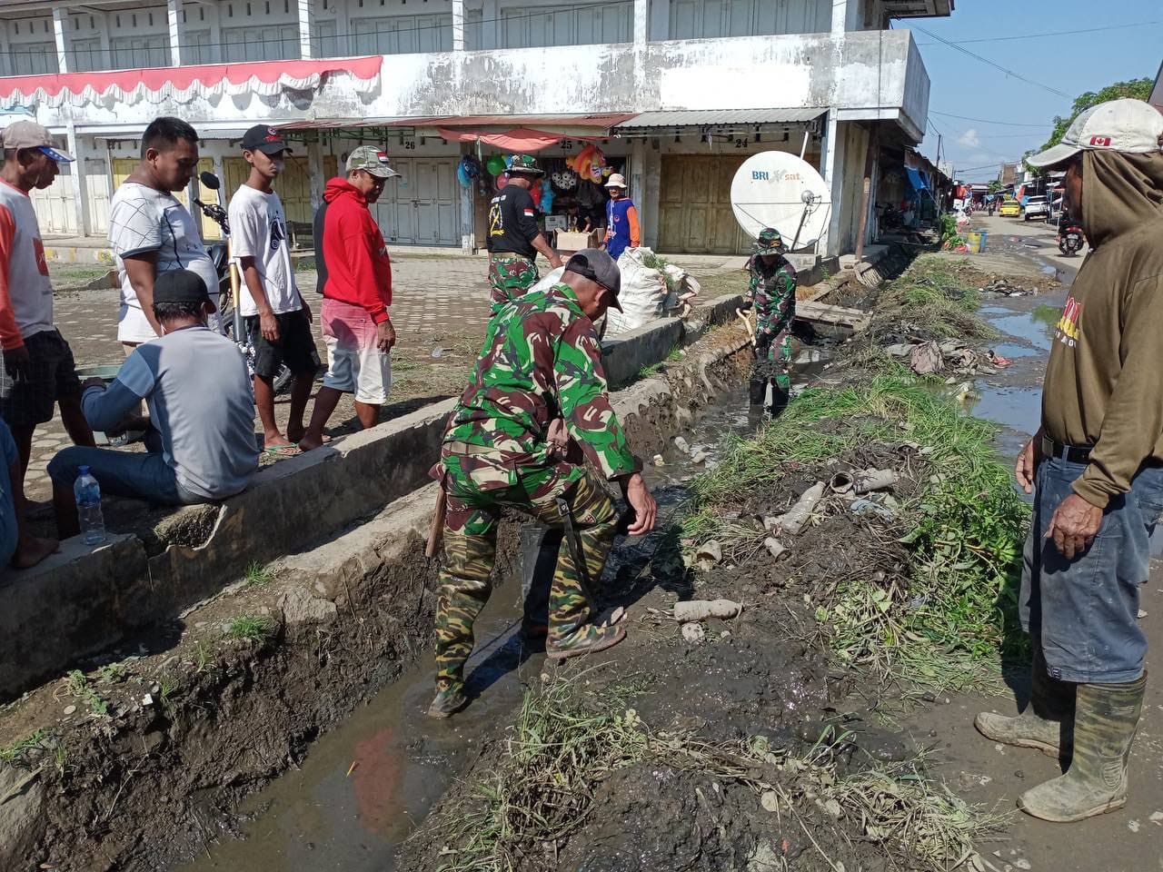 Peduli dengan Lingkungan, Koramil 05/Dua Pitue bersama warga bersihkan Pasar Tanru Tedong