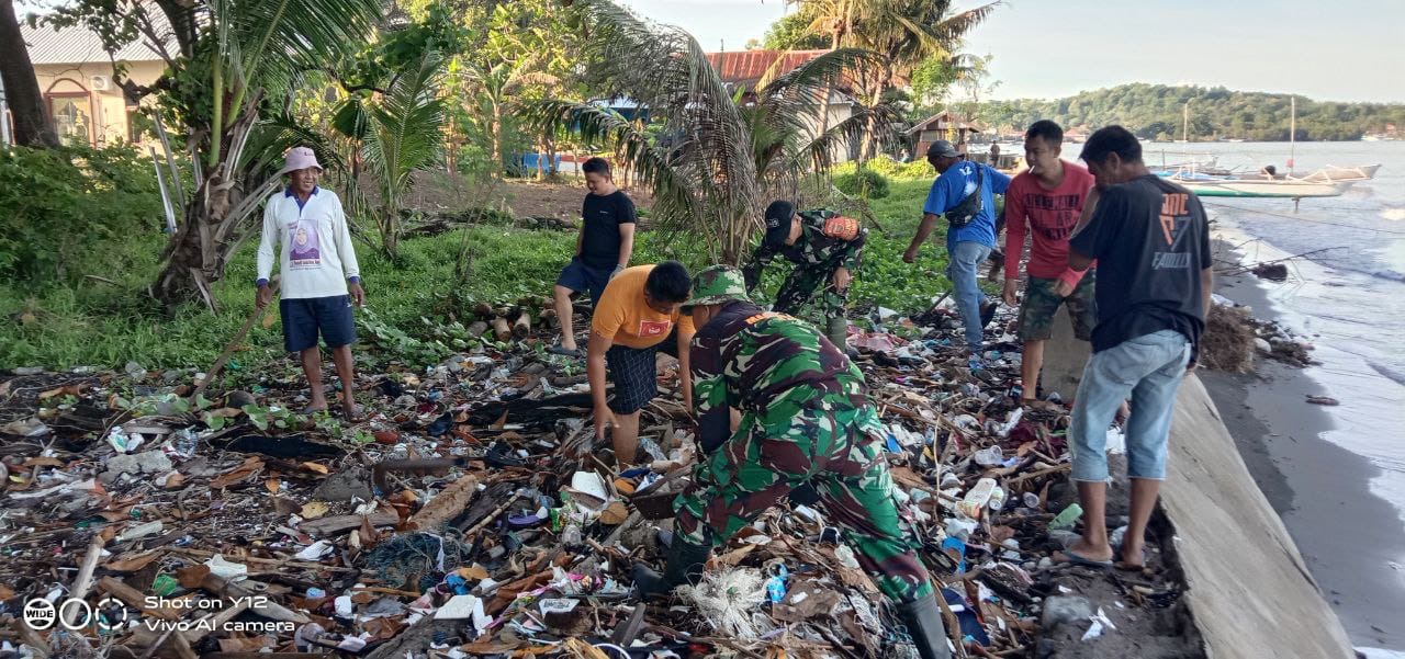 Menjaga kebersihan lingkungan Koramil 1405-05/Mallusetasi" kerja bakti pembersihan sampah pantai