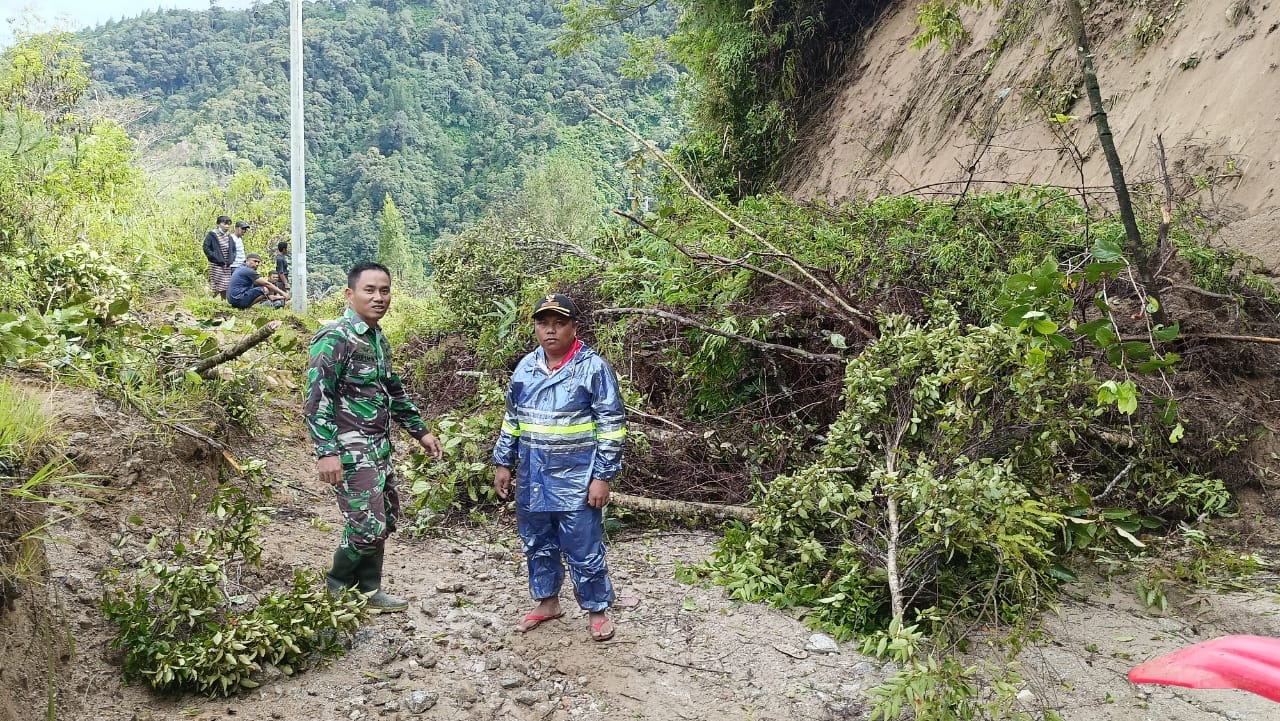 Mendapatkan informasi adanya longsor dari warga binaan, Babinsa Serda Suliadin gerak cepat menuju lokasi
