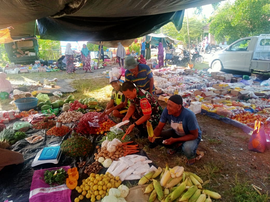 Babinsa Koramil Bambalamotu Sambangi pasar tradisional