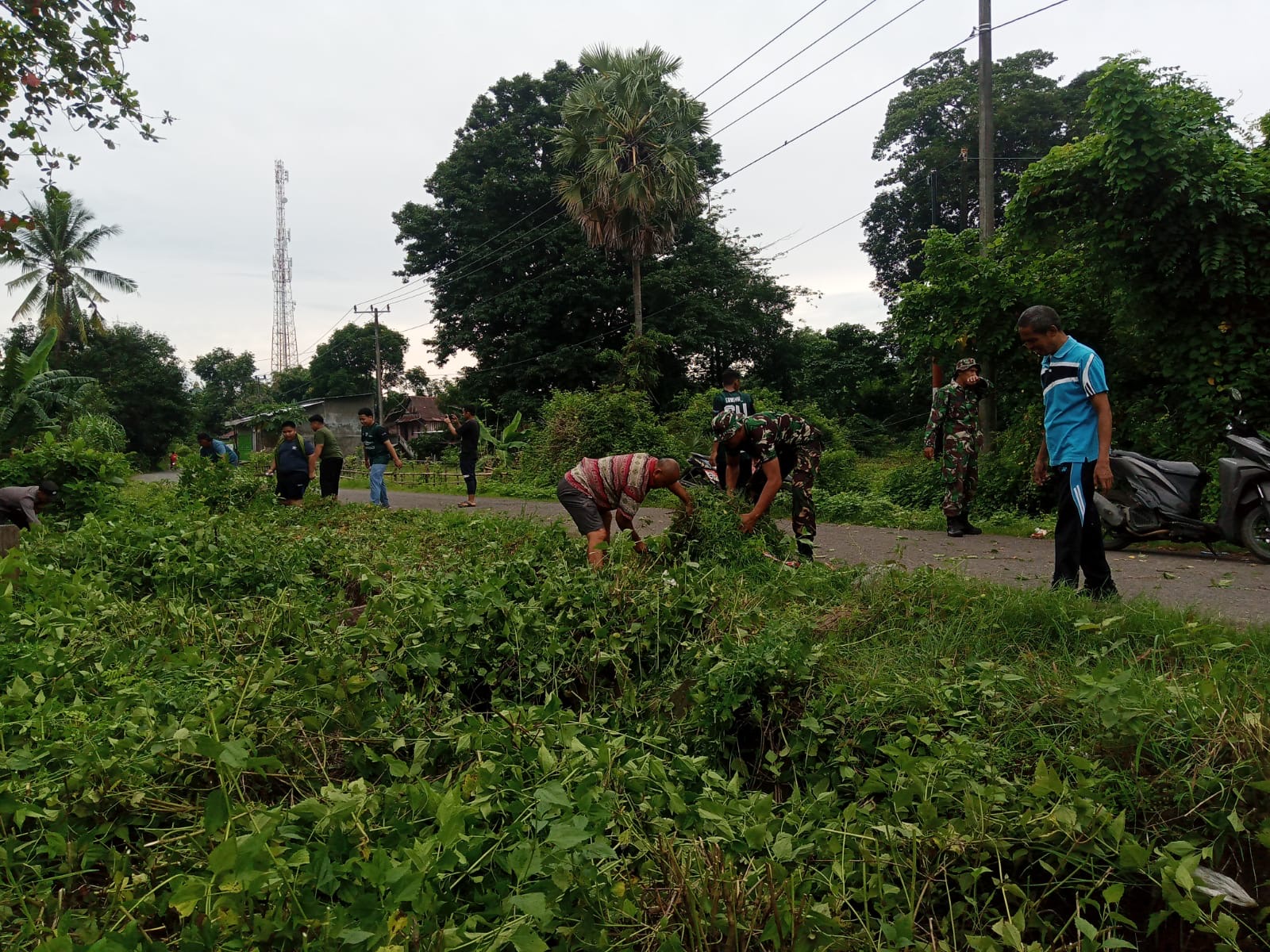 Kepedulian Koramil 1426-05/Marbo Bersama Warga Kerja Bakti Wujudkan Kebersihan Lingkungan
