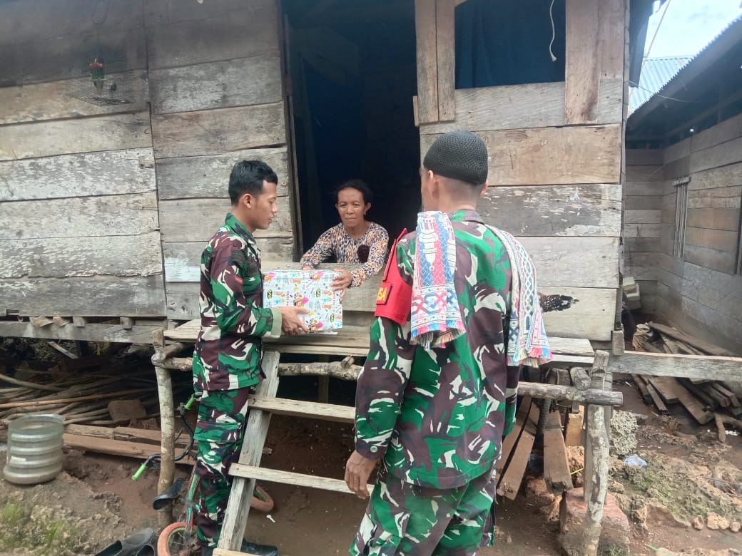 Terus Berbagi di Jumat Berkah, Kodim 1429/Butur Berbagi Sembako ke Warga