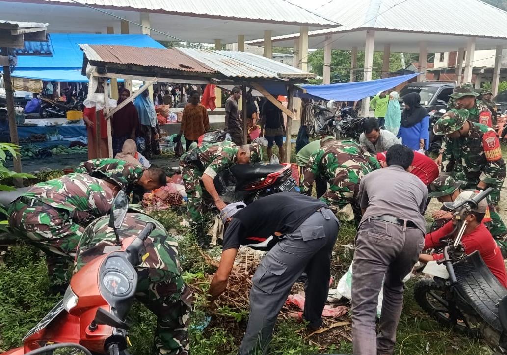 Cegah Banjir dan Jaga Kebersihan Lingkungan, Kodim 1412/Kolaka Koramil 03/Lasusua Bersihkan Sampah di Pasar