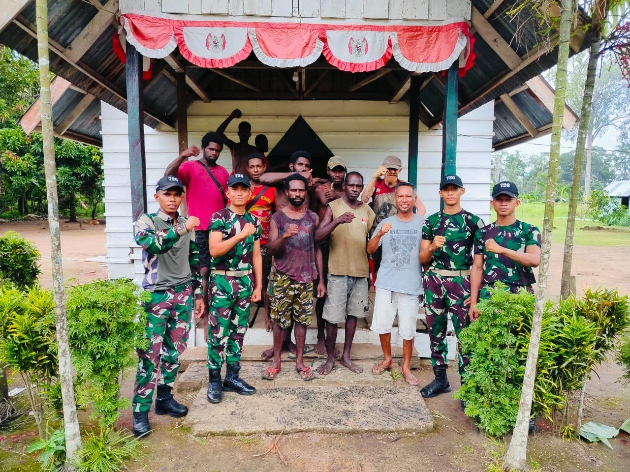 Untuk Menambah Kenyamanan Beribadah, Pasukan Lipan 726 Bersama Warga Bahu Membahu Memperbaiki Gereja Kampung Yakyu